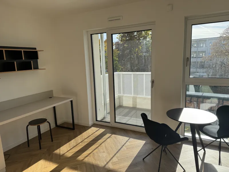Voll möbliert zum Innenhof mit Süd-Balkon und EBK! — photo 1